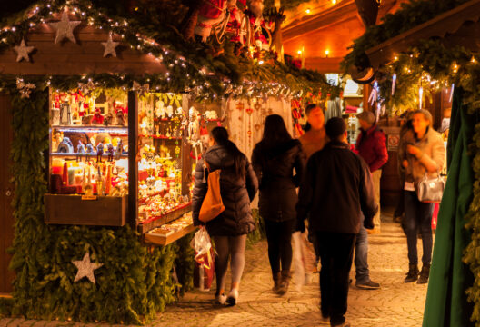weihnachtliche-hutten-und-verkaufsstande-des-stuttgarter-weihn